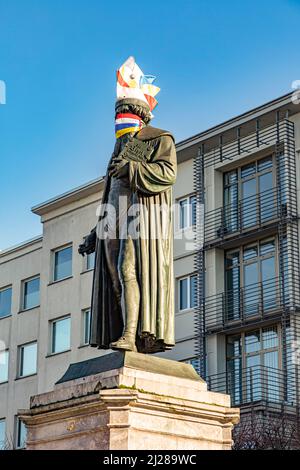 Statue von Johannes Gutenberg mit Karnevalsmütze und Maske in Mainz Stockfoto