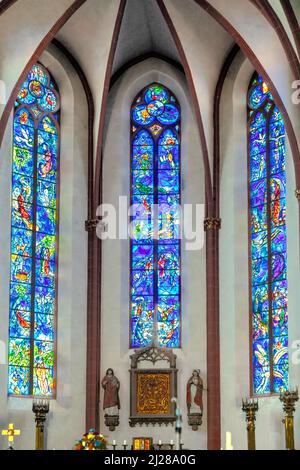 Mainz, 13. Februar 2021: Buntglasfenster von Marc Chagall in der Apsis der Stiftskirche St. Stephan. Die Kirche wurde eingebaut Stockfoto