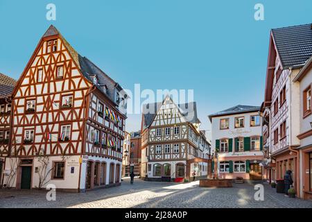 Mainz, Deutschland - 13. Februar 2021: Historisches Stadtzentrum von Mainz mit alten traditionellen Fachwerkhäusern in der Altstadt. Stockfoto