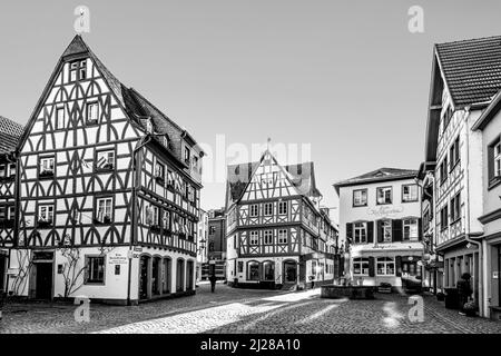 Mainz, Deutschland - 13. Februar 2021: Historisches Stadtzentrum von Mainz mit alten traditionellen Fachwerkhäusern. Stockfoto