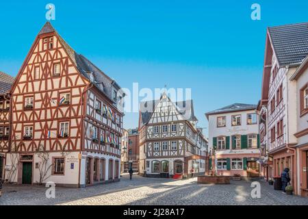 Mainz, Deutschland - 13. Februar 2021: Historisches Stadtzentrum von Mainz mit alten traditionellen Fachwerkhäusern. Stockfoto