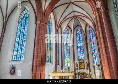 Mainz, 13. Februar 2021: Buntglasfenster von Marc Chagall in der Apsis der Stiftskirche St. Stephan. Die Kirche wurde eingebaut Stockfoto