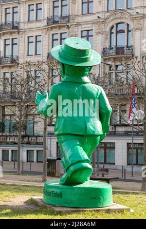 Wiesbaden, Deutschland - Februar 20,2021: Grüner Ampelmann als Symbol für die deutsche Wiedervereinigung in Wiesbaden vom Künstler Ottmar Hoerl. Stockfoto