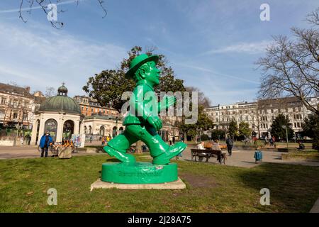 Wiesbaden, Deutschland - Februar 20,2021: Grüner Ampelmann als Symbol für die deutsche Wiedervereinigung in Wiesbaden vom Künstler Ottmar Hoerl. Stockfoto