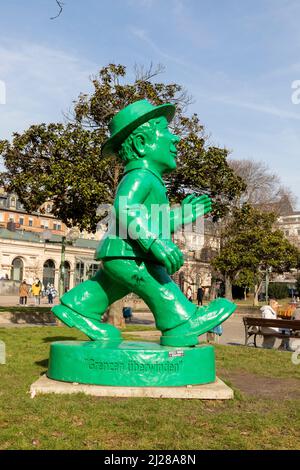 Wiesbaden, Deutschland - Februar 20,2021: Grüner Ampelmann als Symbol für die deutsche Wiedervereinigung in Wiesbaden vom Künstler Ottmar Hoerl. Stockfoto