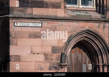 Die English Street befindet sich im Zentrum der Stadt, in der Nähe der Festung aus dem 15.. Jahrhundert von Carlisle. Stockfoto