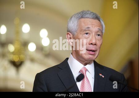 Washington, Usa. 30. März 2022. Der Premierminister von Singapur, Lee Hsien Loong, spricht am Mittwoch, den 30. März 2022, vor dem US-Kapitol in Washington, DC. Foto von Bonnie Cash/UPI Credit: UPI/Alamy Live News Stockfoto