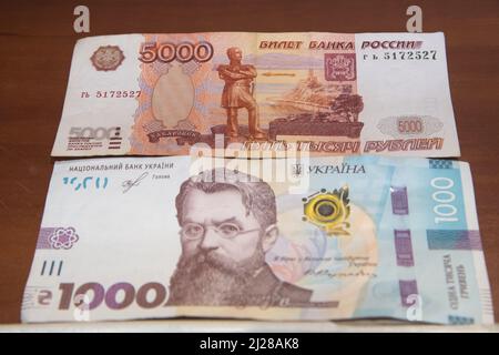 5000 russischer Rubel und 1000 ukrainische Griven, offizielle Währung in der Ukraine © Wojciech Strozyk / Alamy Stock Photo Stockfoto