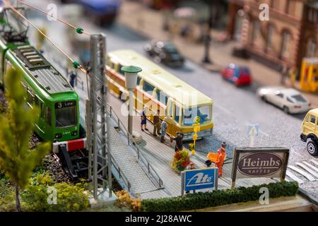 Frankfurt, Deutschland - 11. März 2021: Plastikfiguren warten an der Bushaltestelle auf den nächsten Bus in der landschaftlich reizvollen Modelllandschaft. Stockfoto