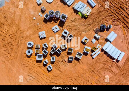 Luftaufnahme der Baustelle in Vorbereitung Prozess Bau eines neuen Hauses auf Beton Sanitärrohre Sturmabflusssysteme Stockfoto