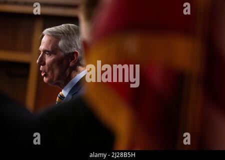 Washington, Vereinigte Staaten. 30. März 2022. US-Senator Rob Portman (Republikaner von Ohio) spricht auf einer GOP-Pressekonferenz über den Staat der südlichen Grenze der Vereinigten Staaten im Capitol Building am 30. März 2022, Washington, DC, USA.Quelle: Aaron Schwartz/CNP/dpa/Alamy Live News Stockfoto