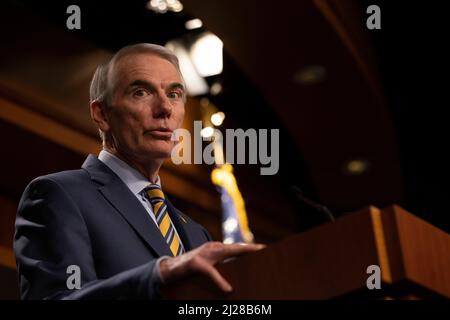 Washington, Vereinigte Staaten. 30. März 2022. US-Senator Rob Portman (Republikaner von Ohio) spricht auf einer GOP-Pressekonferenz über den Staat der südlichen Grenze der Vereinigten Staaten im Capitol Building am 30. März 2022, Washington, DC, USA.Quelle: Aaron Schwartz/CNP/dpa/Alamy Live News Stockfoto