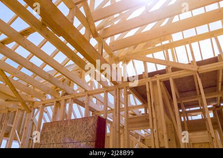 Wird mit Holzrahmen unter Rahmenbalken Stock gebaut Stockfoto