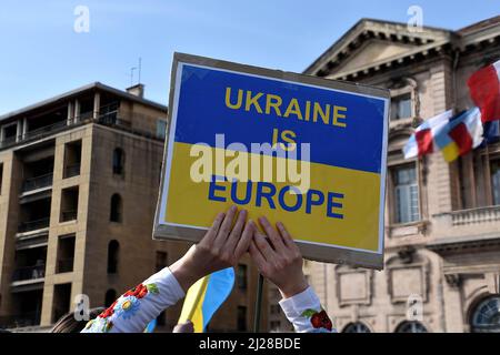 Ein Protestler hält während der Demonstration ein Plakat, auf dem steht, dass die Ukraine Europa sei. In Frankreich lebende Ukrainer und ihre Anhänger versammelten sich vor dem Rathaus von Marseille, um gegen die russische Invasion in der Ukraine zu protestieren. Stockfoto