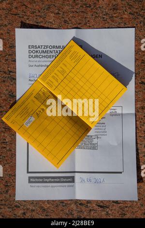 Frankfurt, Deutschland - 1. April 2021: deutsches Impfbuch mit dokumentierter Impfimpfung. Stockfoto