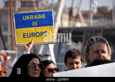 Ein Protestler hält während der Demonstration ein Plakat, auf dem steht, dass die Ukraine Europa sei. In Frankreich lebende Ukrainer und ihre Anhänger versammelten sich vor dem Rathaus von Marseille, um gegen die russische Invasion in der Ukraine zu protestieren. Stockfoto