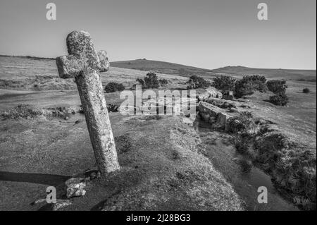 Altes Steinkreuz am Dartmoor in der Windy Post, monochrom gedreht Stockfoto