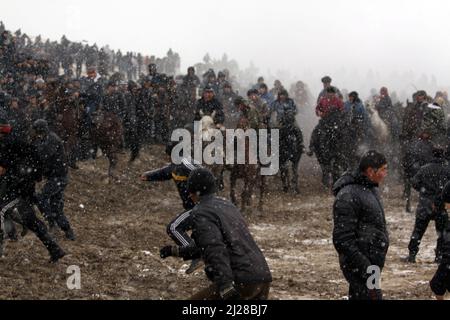 Eine Gruppe von Menschen spielt ein traditionelles Kok Boru Pferd Alaman Pferd Spiel in Kirgisistan. Stockfoto