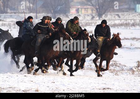 Eine Gruppe von Menschen spielt ein traditionelles Kok Boru Pferd Alaman Pferd Spiel in Kirgisistan Stockfoto