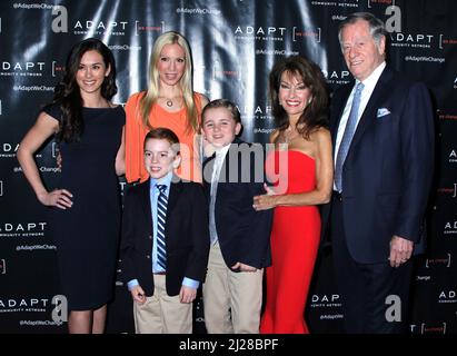 Helmut Huber, der Ehemann der Schauspielerin Susan Lucci, starb am 28. März 2022 im Alter von 84 Jahren friedlich. Courtney Huber, Liza Huber, Sohn's Brendan Hesterberg & Royce Hesterberg, Susan Lucci & Helmut Huber UCP 70. Jubiläumsgala, die am 9. März 2017 im New York Hilton stattfand © Steven Bergman / AFF-USA.COM Stockfoto