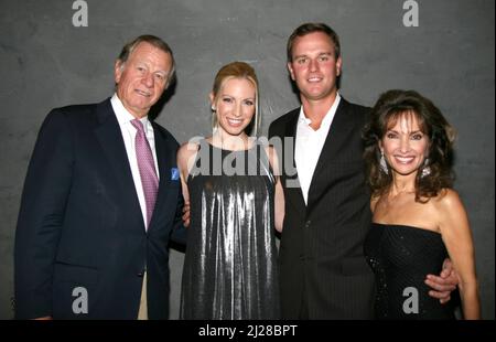 Helmut Huber, der Ehemann der Schauspielerin Susan Lucci, starb am 28. März 2022 im Alter von 84 Jahren friedlich. Susan Lucci, Ehemann Helmut Huber, Tochter Liza Huber & Sohn Andreas Susan Lucci feiert ihren Mann Helmut Huber mit einer Überraschungsparty zum 70.. Geburtstag. Im Regenbogen-Raum gehalten. 10. Oktober 2007. © Steven Bergman / AFF-USA.COM Stockfoto