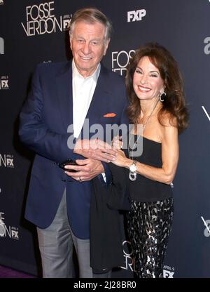 Helmut Huber, der Ehemann der Schauspielerin Susan Lucci, starb am 28. März 2022 im Alter von 84 Jahren friedlich. Susan Lucci und Ehemann Helmut Huber nahmen an der FX-Premiere „Fosse/Verdon“ Teil, die am 8. April 2019 im Gerald Schoenfeld Theatre in New York City, NY, stattfand © Steven Bergman / AFF-USA.COM Stockfoto
