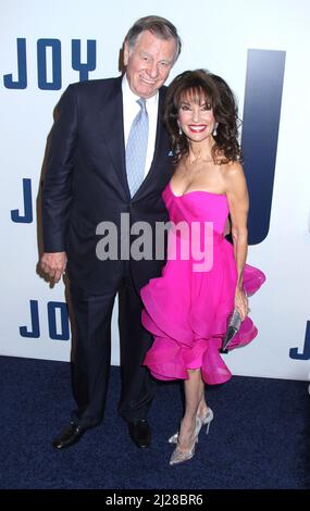 Helmut Huber, der Ehemann der Schauspielerin Susan Lucci, starb am 28. März 2022 im Alter von 84 Jahren friedlich. Susan Lucci & Helmut Huber 'Joy' New York Premiere - am 13. Dezember 2015 im Ziegfeld Theater. © Steven Bergman / AFF-USA.COM Stockfoto