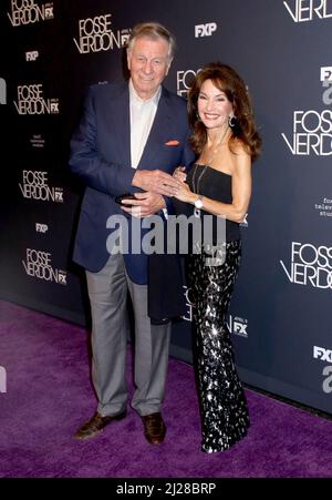Helmut Huber, der Ehemann der Schauspielerin Susan Lucci, starb am 28. März 2022 im Alter von 84 Jahren friedlich. Susan Lucci und Ehemann Helmut Huber nahmen an der FX-Premiere „Fosse/Verdon“ Teil, die am 8. April 2019 im Gerald Schoenfeld Theatre in New York City, NY, stattfand © Steven Bergman / AFF-USA.COM Stockfoto