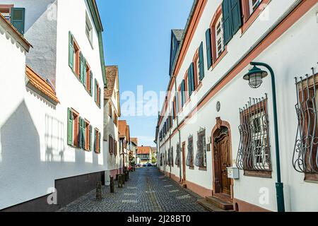 Hochheim, Deutschland - 25. April 2021: Alte schmale Straße in Hochheim, Hessen, Deutschland an der rheingau Weinstraße. Stockfoto