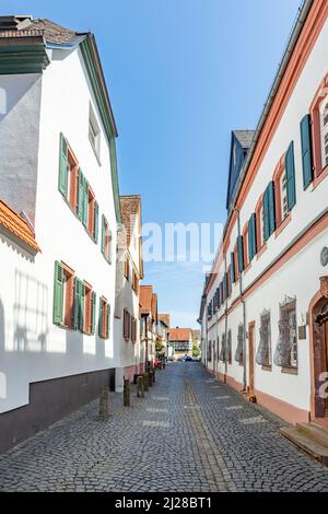 Hochheim, Deutschland - 25. April 2021: Alte schmale Straße in Hochheim, Hessen, Deutschland an der rheingau Weinstraße. Stockfoto