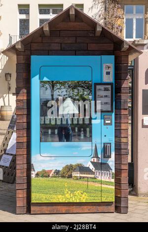 Hochheim, Deutschland - 25. April 2021:Weinautomat in Hochheim mit Bild des Weinbergs von Hochheim, aber außer Betrieb. Stockfoto