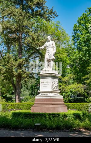 Wiesbaden, Deutschland - 31. Mai 2021: Historische Statue von Kaiser Wilhelm in Wiesbaden, Deutschland. Stockfoto