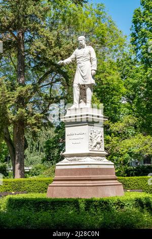 Wiesbaden, Deutschland - 31. Mai 2021: Historische Statue von Kaiser Wilhelm in Wiesbaden, Deutschland. Stockfoto