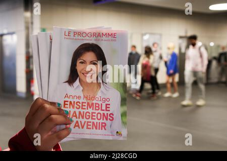 Nizza, Frankreich. 29. März 2022. Eine Person hält das Flugblatt der Pariser Bürgermeisterin und Sozialistischen Partei für die französischen Präsidentschaftswahlen 2022 Anne Hidalgo auf einem Bahnhof. Die erste Runde der französischen Präsidentschaftswahlen 2022 findet am Sonntag, den 10.. April 2022 statt. Kredit: SOPA Images Limited/Alamy Live Nachrichten Stockfoto