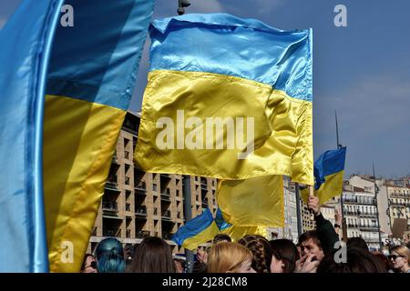 Marseille, Frankreich. 26. März 2022. Demonstranten halten ukrainische Flaggen während der Demonstration. In Frankreich lebende Ukrainer und ihre Anhänger versammelten sich vor dem Rathaus von Marseille, um gegen die russische Invasion in der Ukraine zu protestieren. (Bild: © Gerard Bottino/SOPA Images via ZUMA Press Wire) Stockfoto