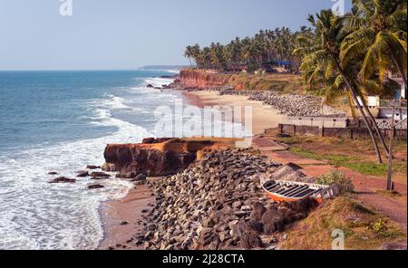 Varkala, Kerala, Indien. Felsige Seestücke im Norden der Stadt. Stockfoto