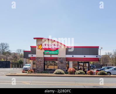 SHELBY, NC, USA-28 MARCH 2022: Hardees Fast-Food-Restaurant, Grover St.. Stockfoto