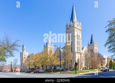 SHELBY, NC, USA-28 MARCH 2022: First Baptist Church auf der Lafayette St. in Downtown. Stockfoto