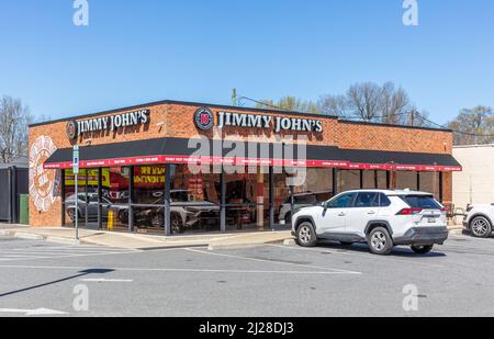 SHELBY, NC, USA-28 MARCH 2022: Jimmy John's Fast Food Restaurant. Eigenständiges Gebäude. Stockfoto
