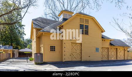 SHELBY, NC, USA-28 MARCH 2022: Die Kutschenhaus und Scheune, auf der Rückseite des historischen Banker's House in der Lafayette St. in der Innenstadt. Stockfoto