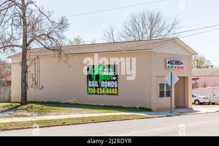 SHELBY, NC, USA-28 MARCH 2022: In and Out Bail Bonds. Stockfoto