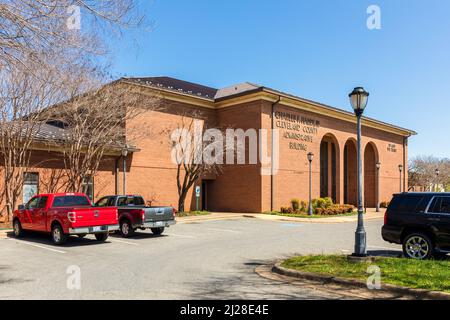 SHELBY, NC, USA-28 MARCH 2022: Charles F. Harry III Cleveland County Administrative Building. Stockfoto