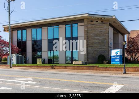 SHELBY, NC, USA-28 MARCH 2022: Homeland Trust Bank, in Downtown. Stockfoto