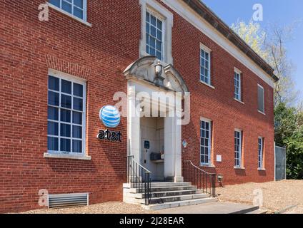 SHELBY, NC, USA-28 MARCH 2022: AT&T Communications Building in Downtown. Eingangstür und Logo. Stockfoto