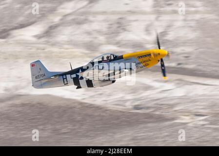 ESKISEHIR, TÜRKEI - 12. SEPTEMBER 2021: M.S.O. Air and Space Museum's North American P-51D Mustang, wilder Frankie, inszeniert eine Show im Sivrihisar SH Stockfoto