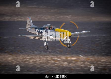 ESKISEHIR, TÜRKEI - 12. SEPTEMBER 2021: M.S.O. Air and Space Museum's North American P-51D Mustang, wilder Frankie, inszeniert eine Show im Sivrihisar SH Stockfoto