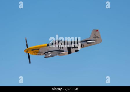 ESKISEHIR, TÜRKEI - 12. SEPTEMBER 2021: M.S.O. Air and Space Museum's North American P-51D Mustang, wilder Frankie, inszeniert eine Show im Sivrihisar SH Stockfoto