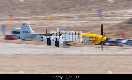 ESKISEHIR, TÜRKEI - 12. SEPTEMBER 2021: M.S.O. Air and Space Museum's North American P-51D Mustang, wilder Frankie, inszeniert eine Show im Sivrihisar SH Stockfoto