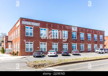 SHELBY, NC, USA-28 MARCH 2022: Farmers' Market Building in Downtown. Stockfoto