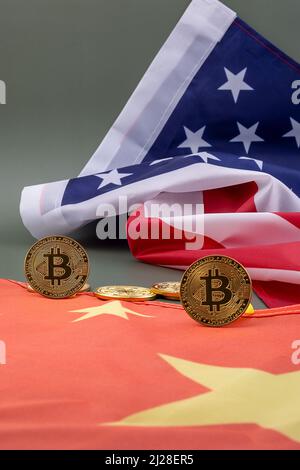 Mehrere Bitcoins in der Mitte der chinesischen und US-Flagge auf grünem Hintergrund. Stockfoto